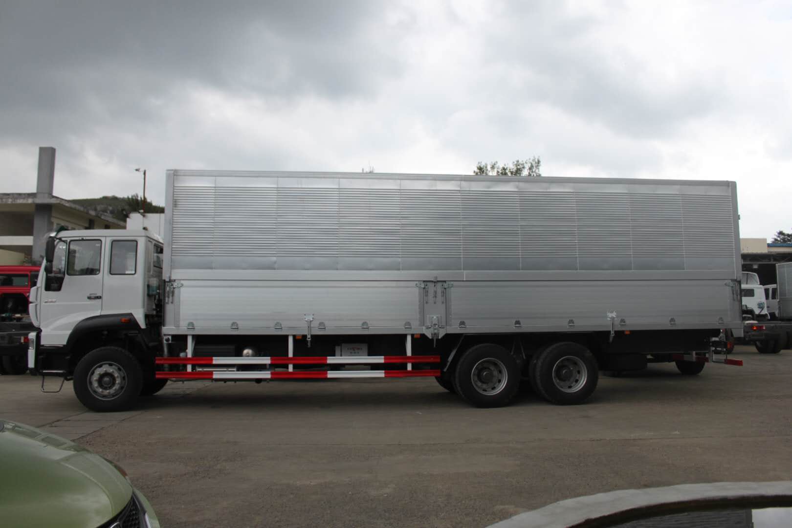 SINOTRUK HOWO A7 6X4 Wing Van Truck