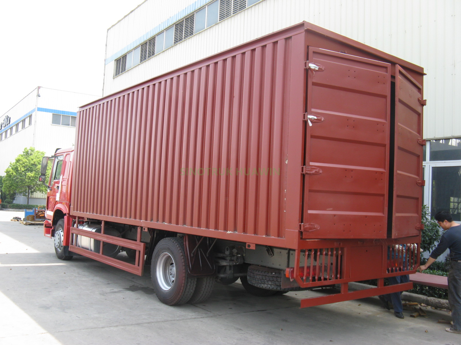 SINOTRUK HOWO 6x4 Van Truck
