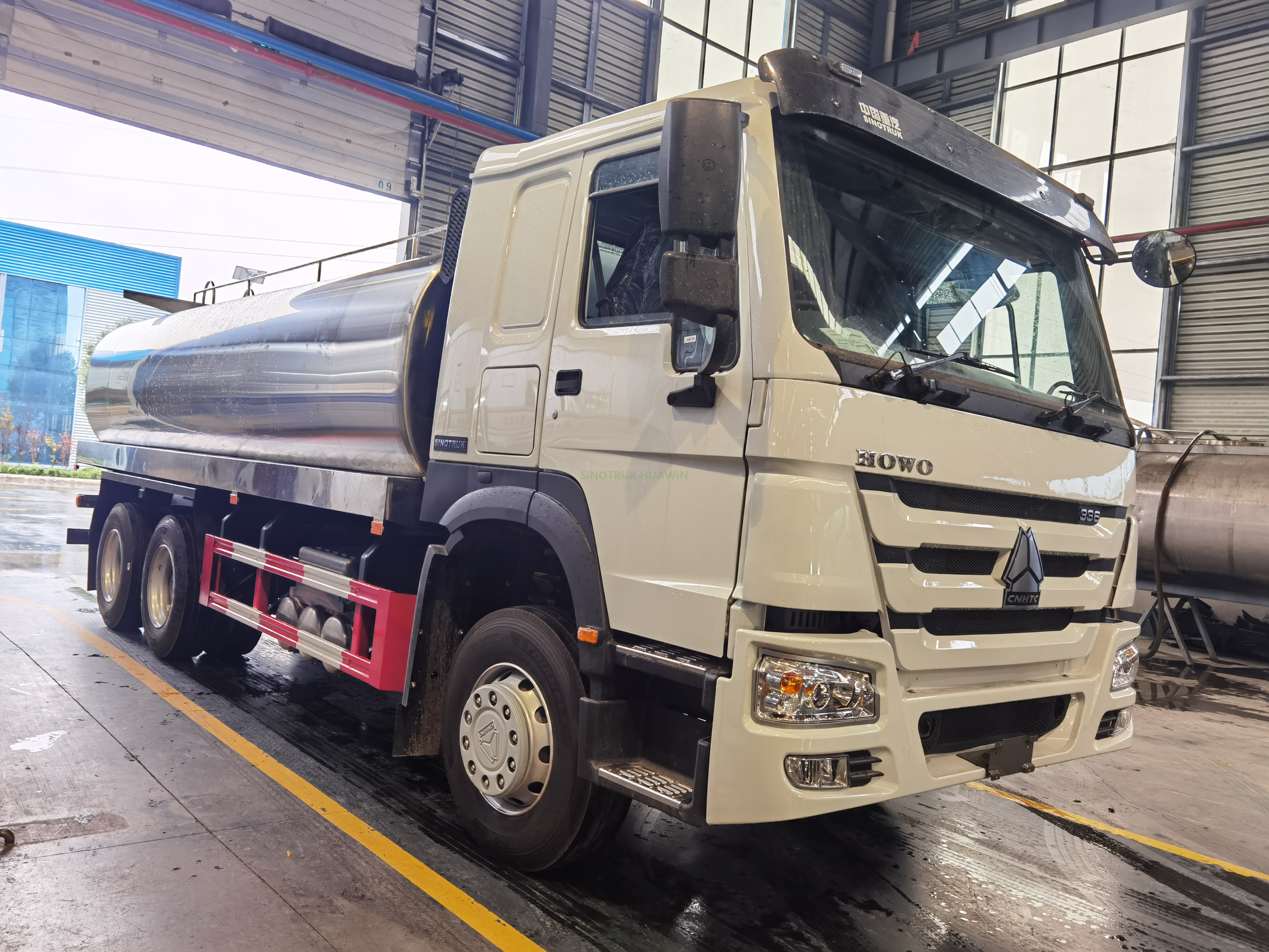 SINOTRUK HOWO 6X4 Milk Transport Truck