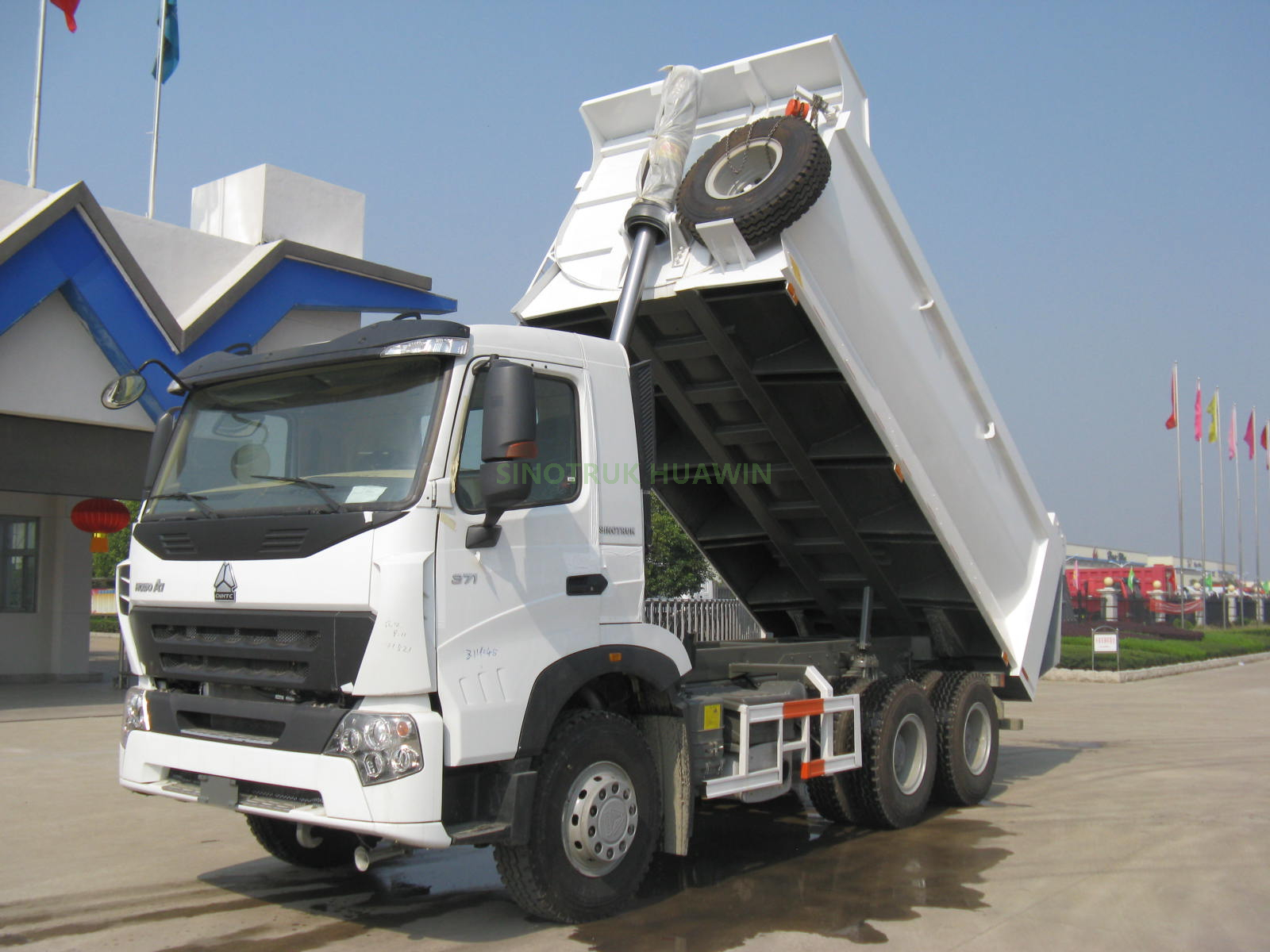 Sinotruk A7 6X4 Middle Tipping Dump Truck