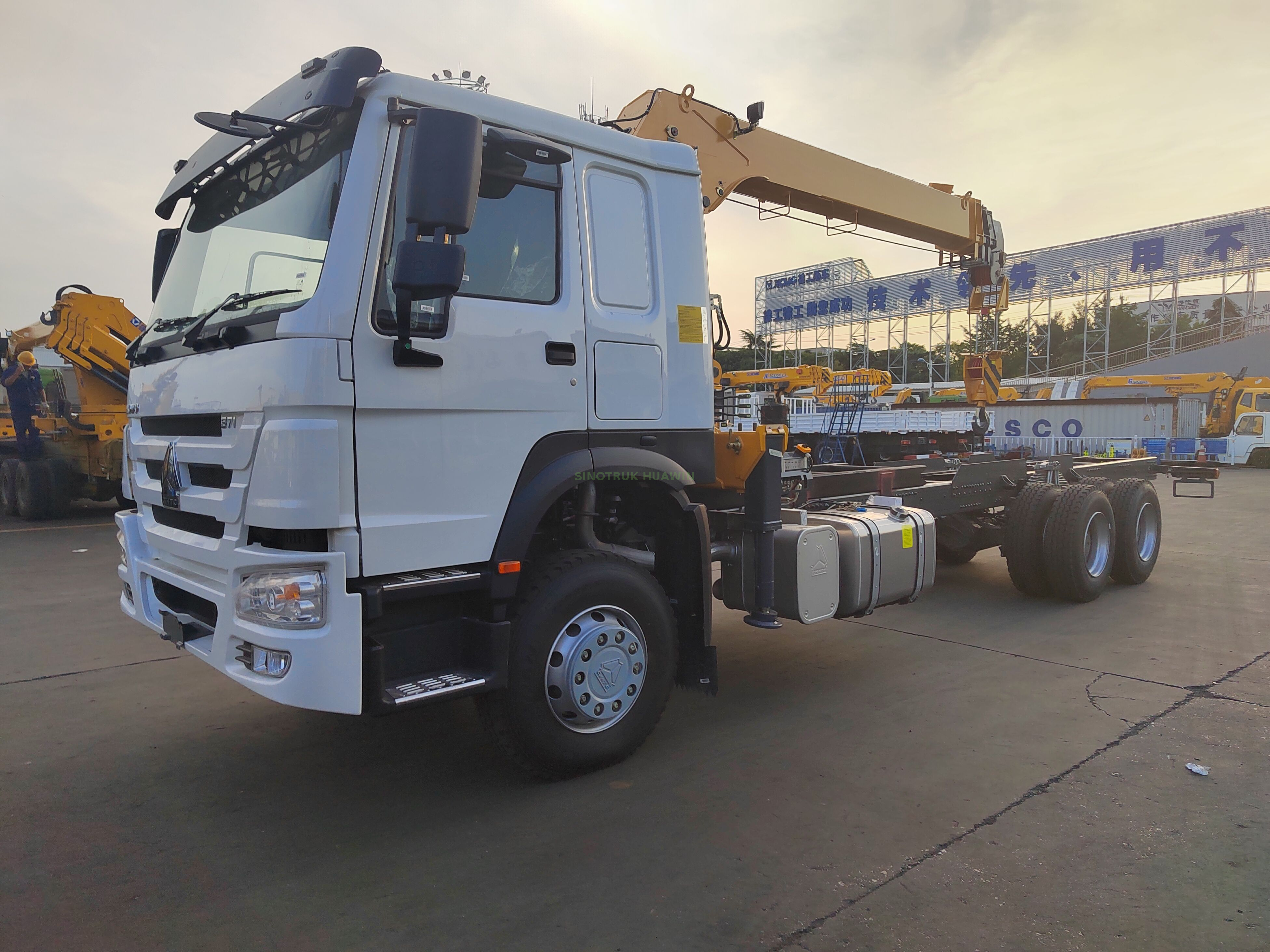 HOWO 6×4 crane truck with 10 ton telescopic crane