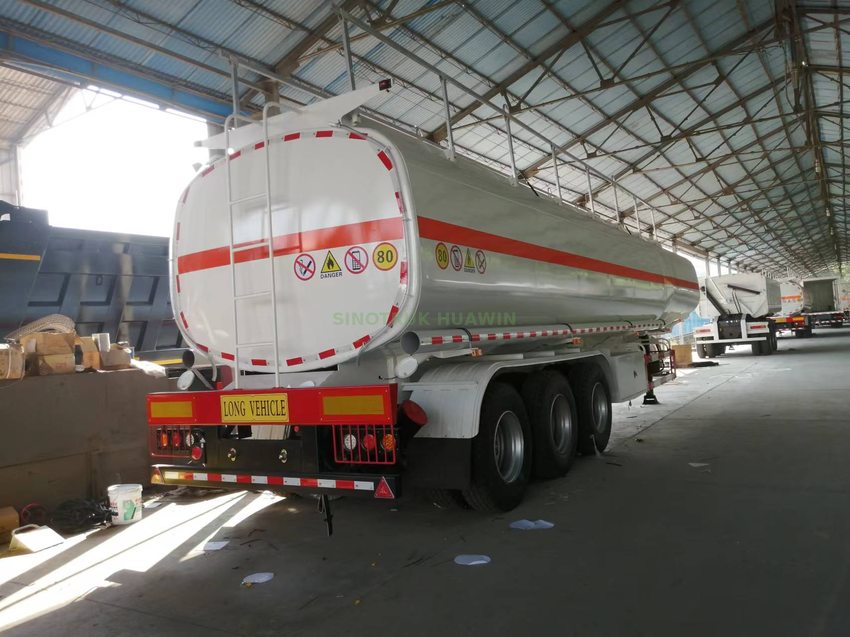 SINOTRUK 3 axle oil tanker semi trailer (45CBM)