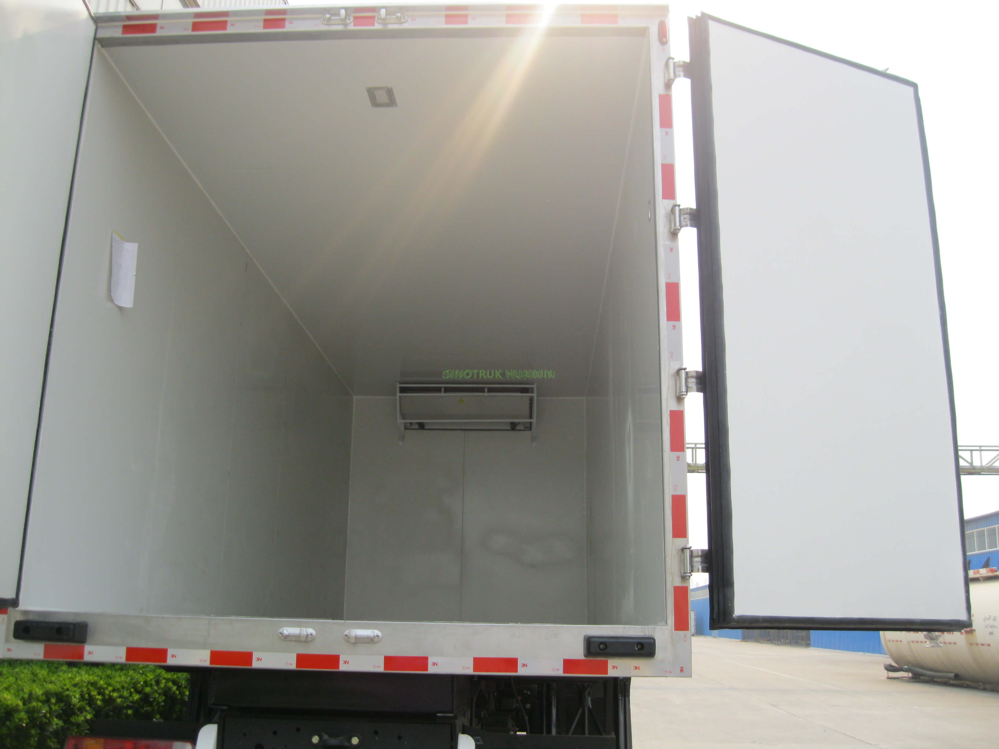 HOWO 4X2 Refrigerator Truck BRAND NEW