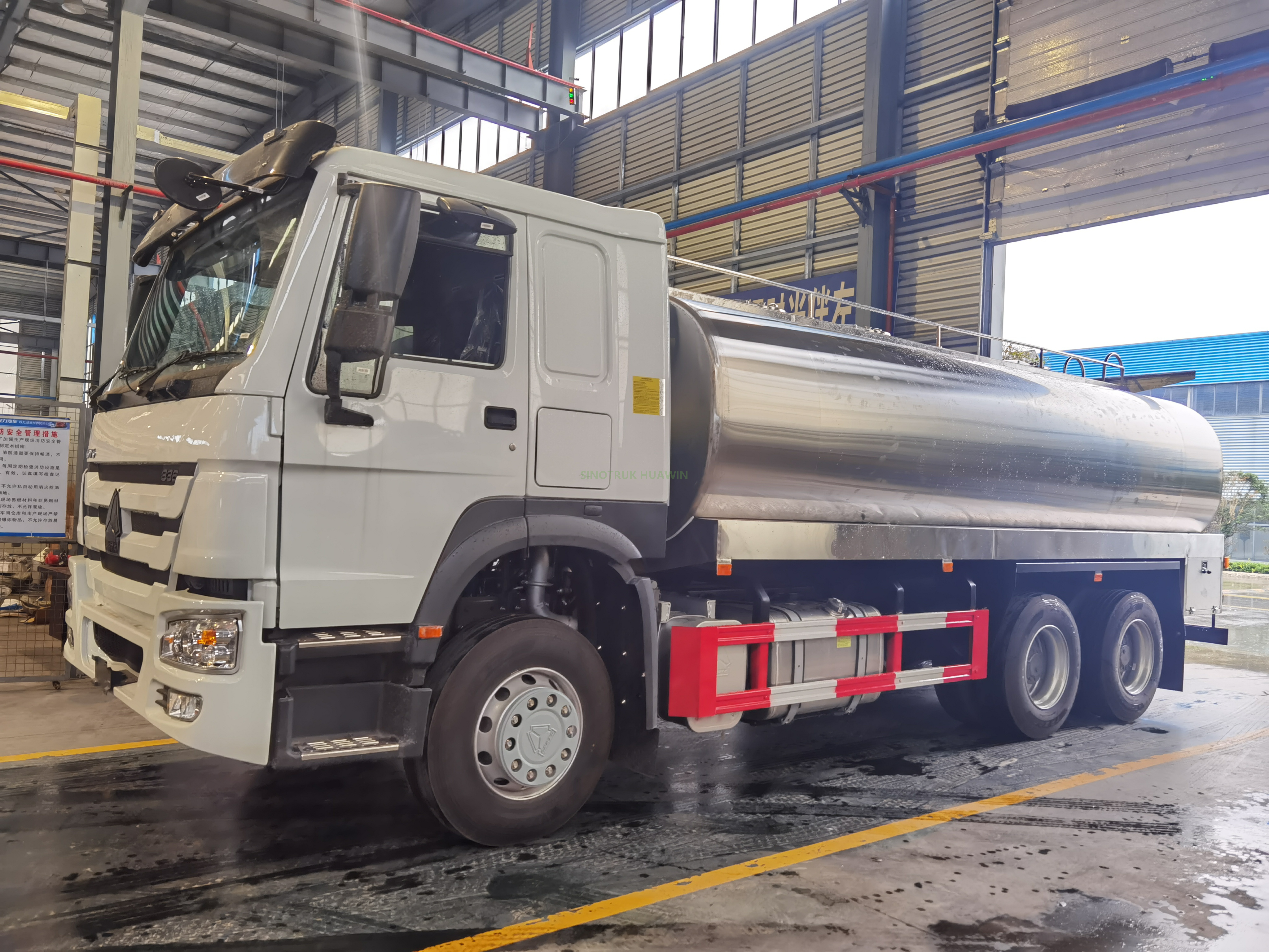 SINOTRUK HOWO 6X4 Milk Transport Truck