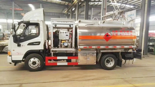 aircraft refueling truck