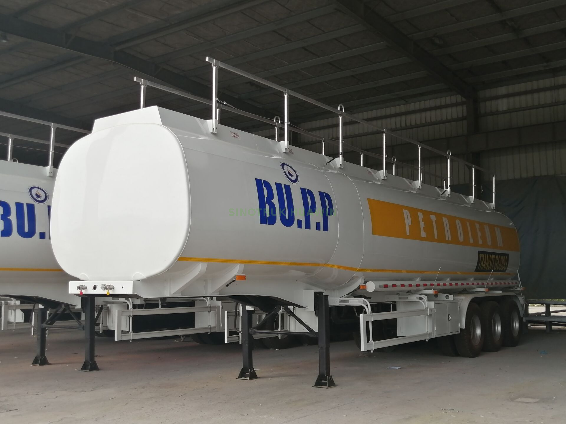 3 axle oil tanker semi trailer (42CBM)