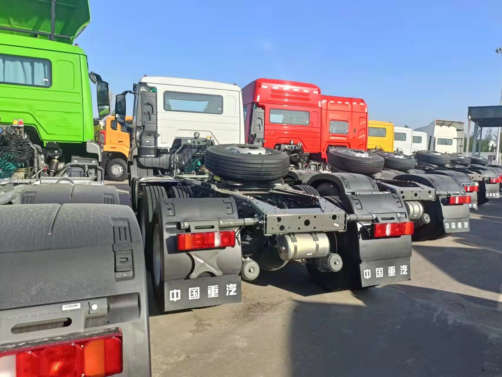 SINOTRUK HOWO Tractor Trucks on Port to Africa (2)