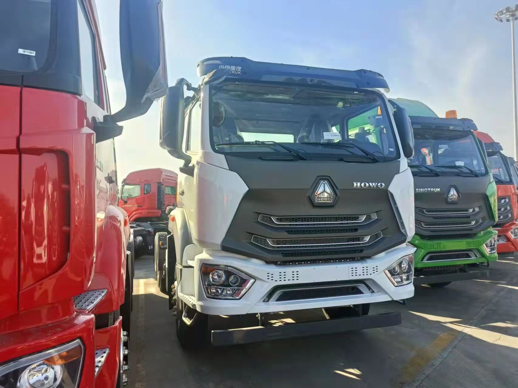 SINOTRUK HOWO Tractor Trucks on Port to Africa (4)