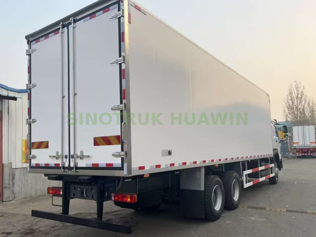 Cooling Van Truck Refrigerated Truck 6X4 SINOTRUK