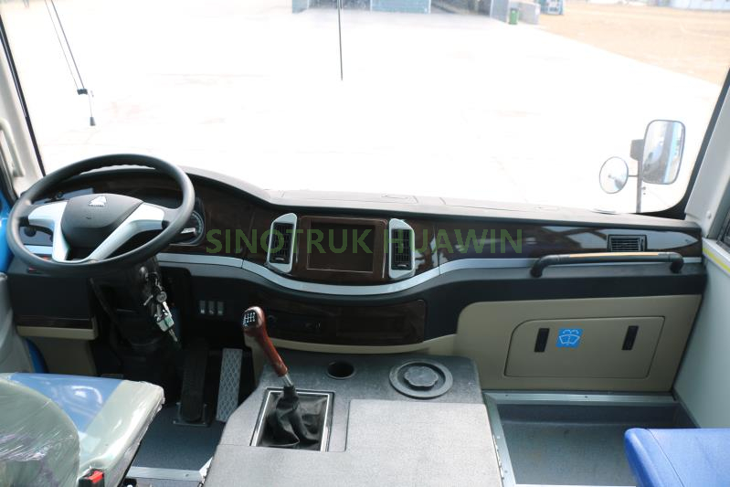 Sinotruk 6 Meters Transport Passenger Bus Luxury Van