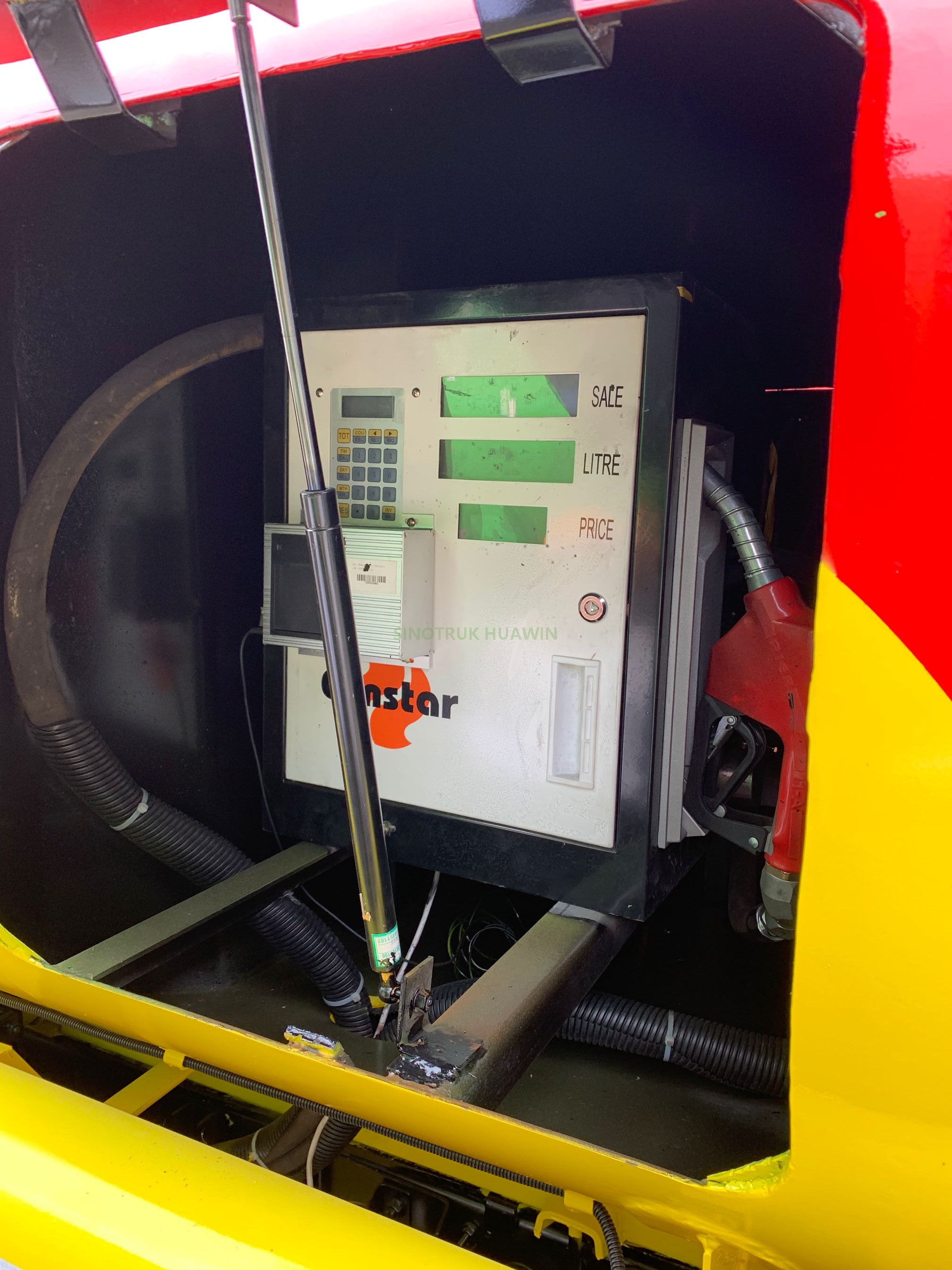 SINOTRUK HOWO 8X4 Fuel Tank Truck