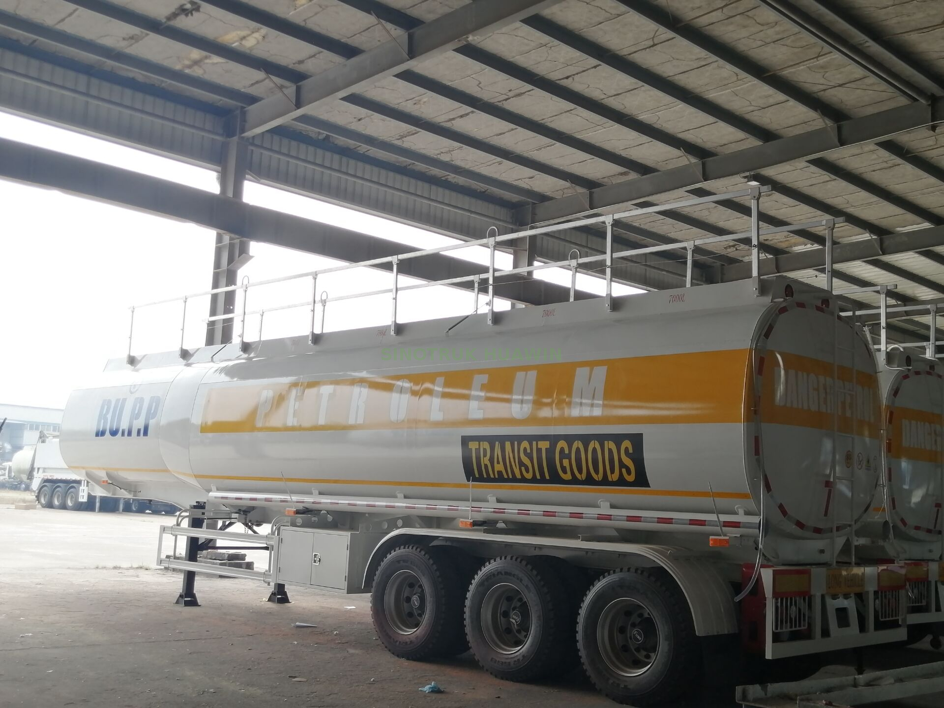 3 axle oil tanker semi trailer (42CBM)