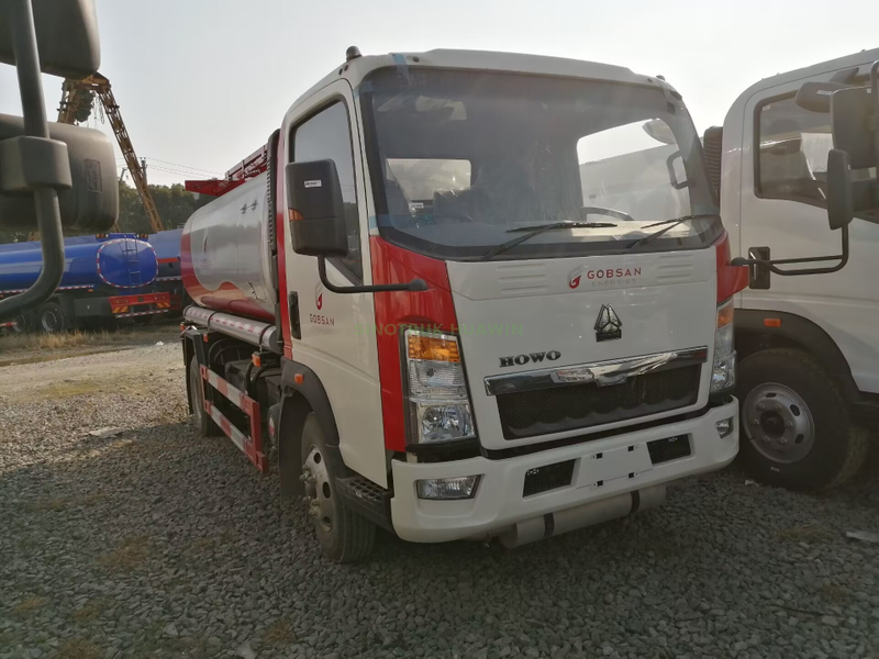 HOWO 4X2 refueling truck 5000L
