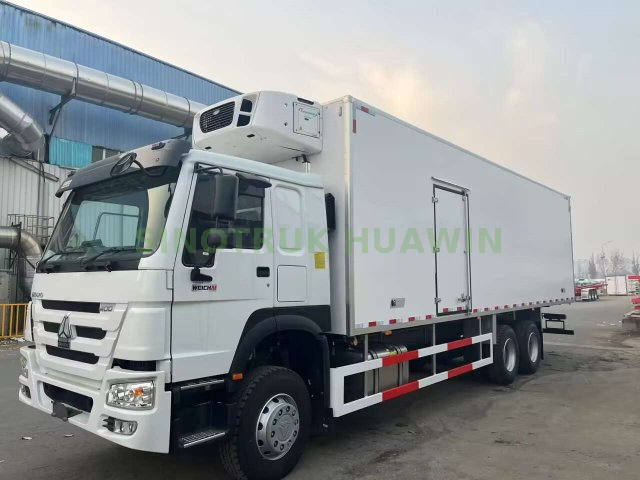 Cooling Van Truck Refrigerated Truck 6X4 SINOTRUK