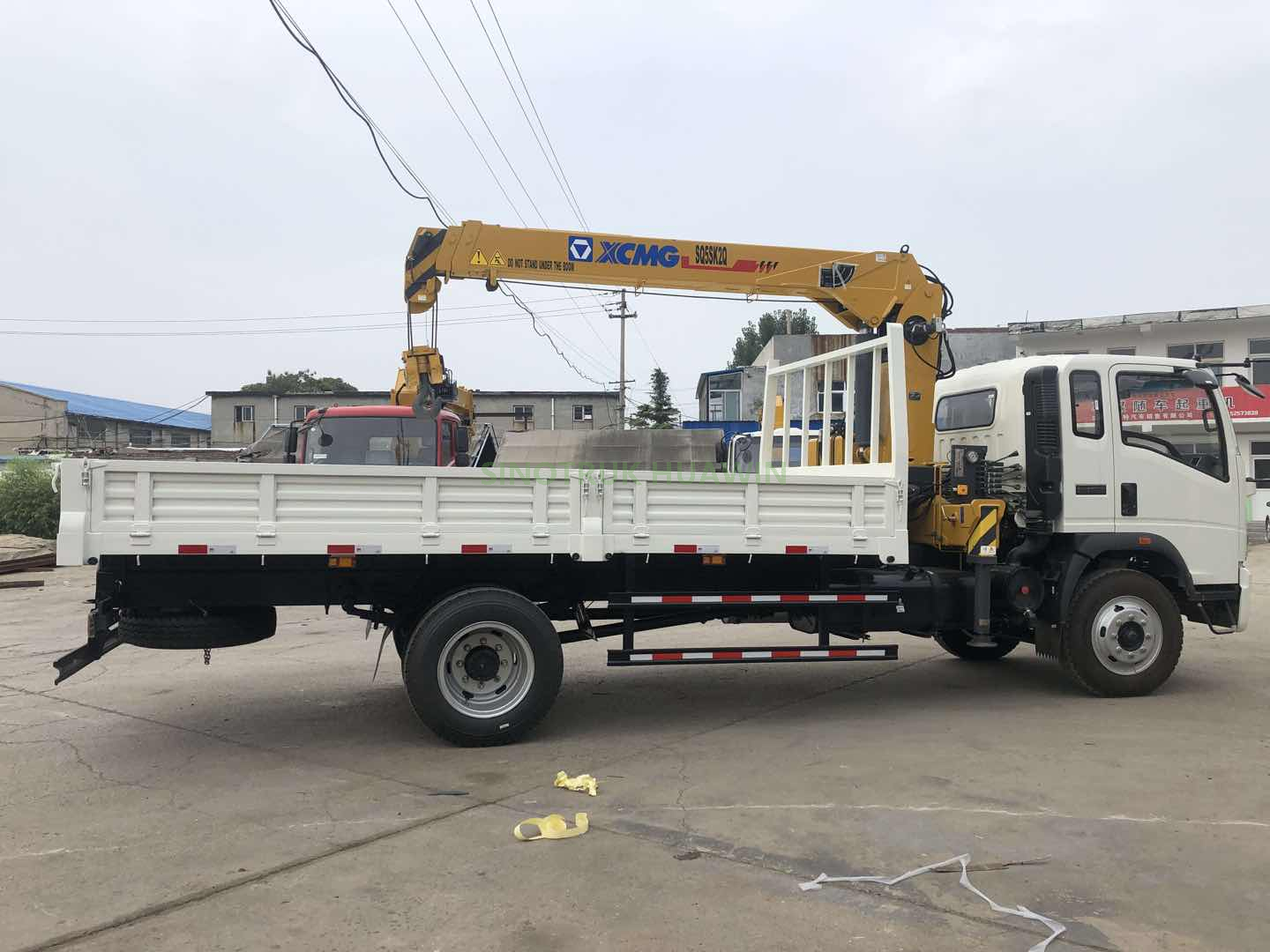 HOWO 4X2 Truck with XCMG 3.2T Crane