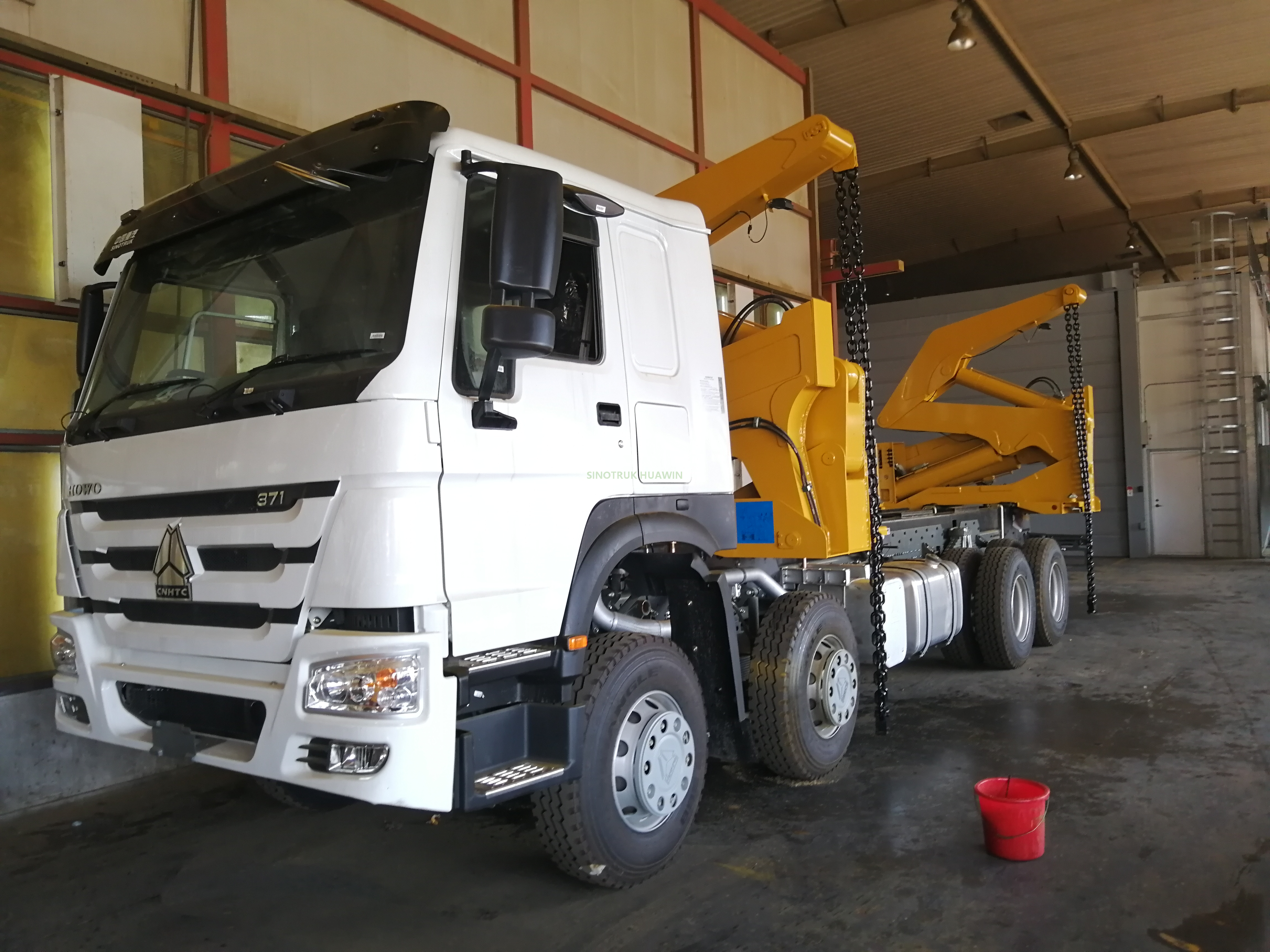 SINOTRUK HOWO 8x4 Side Crane Truck for Transporting 20ft Container