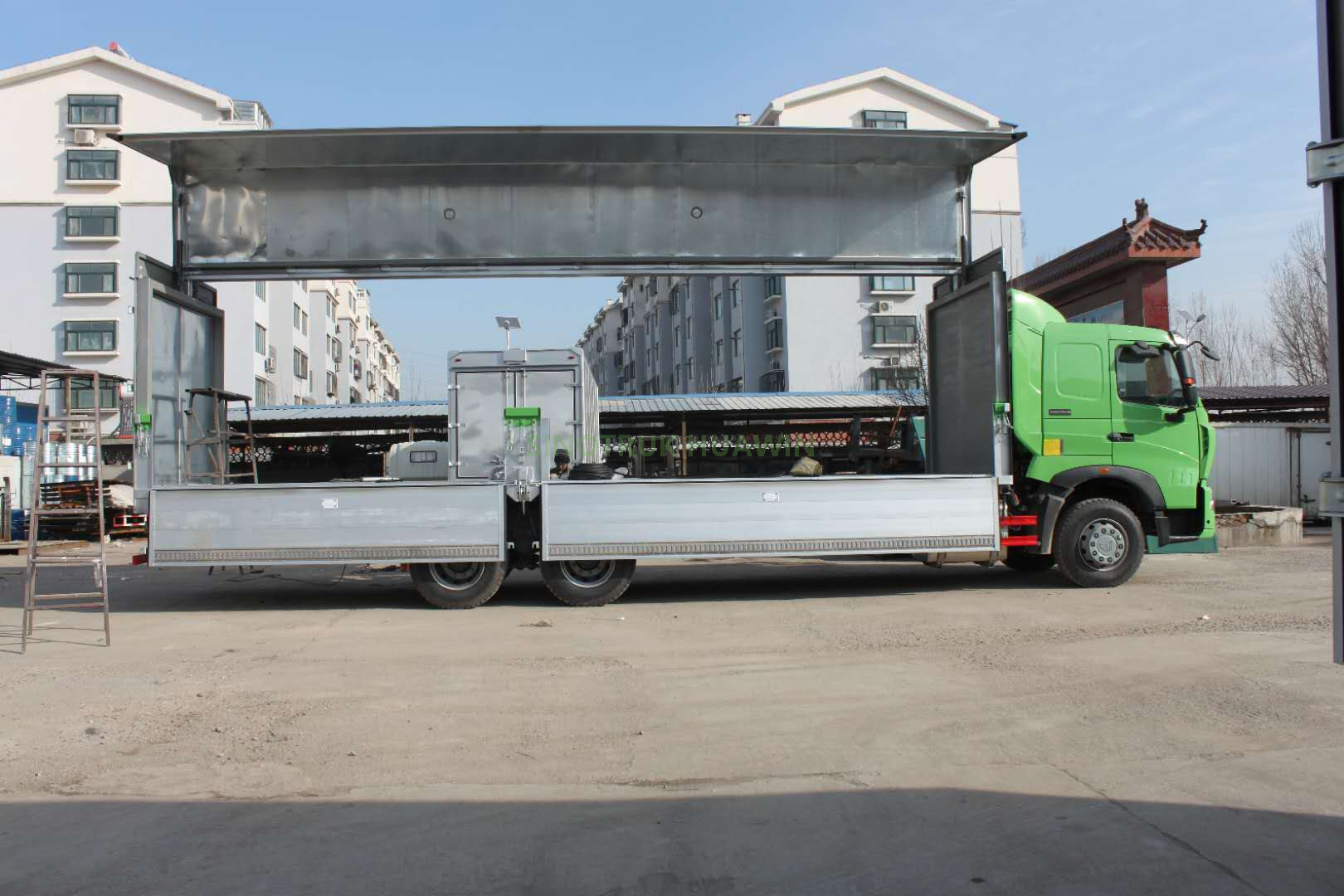 SINOTRUK HOWO A7 6X4 Wing Van Truck