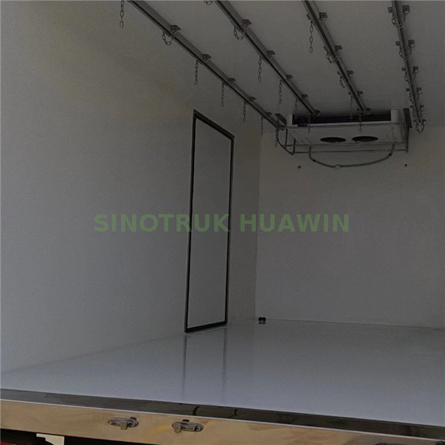 HOWO 4X2 Refrigerator Truck White Color