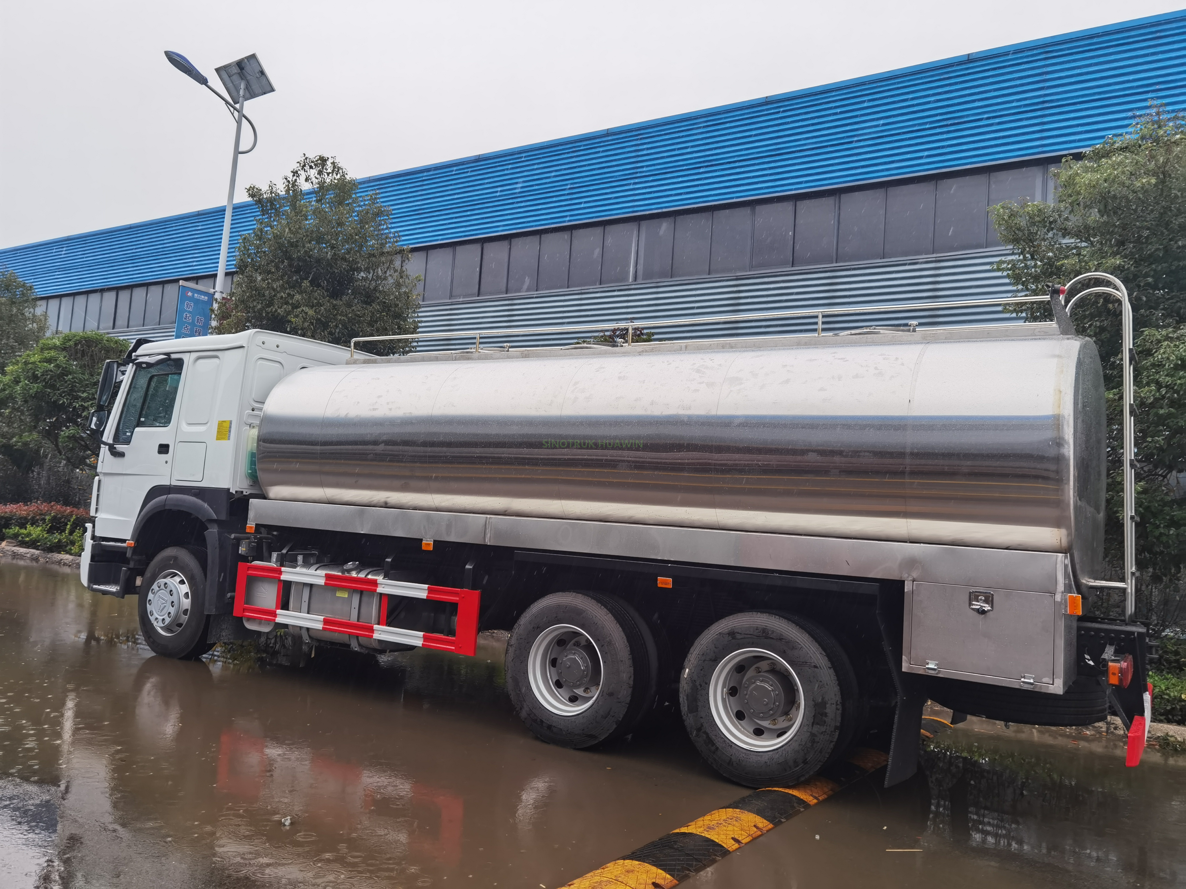 SINOTRUK HOWO 6X4 Milk Storage and Transport Truck