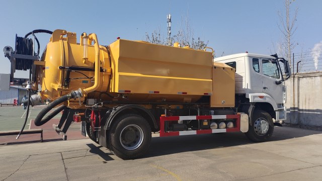 Vacuum suction and cleaning truck (4)