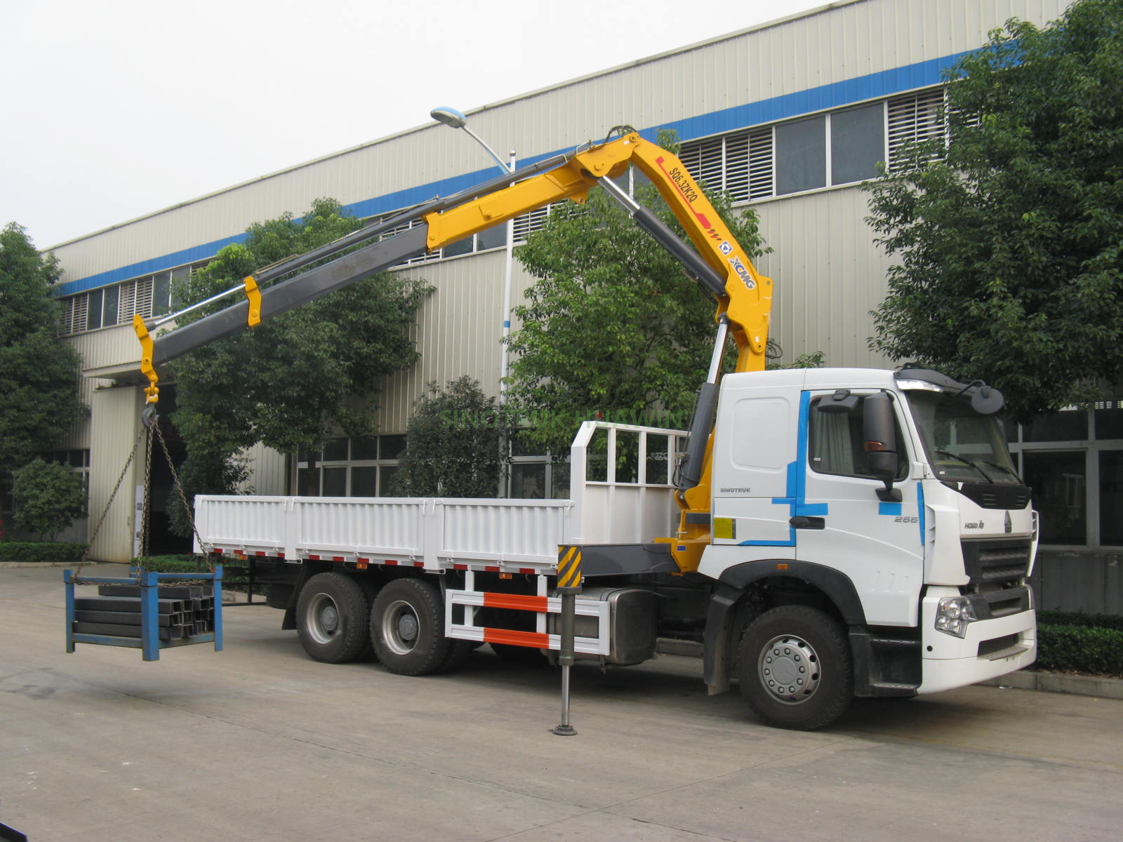 SINOTRUK HOWO A7 6x4 Truck with XCMG 14T Crane