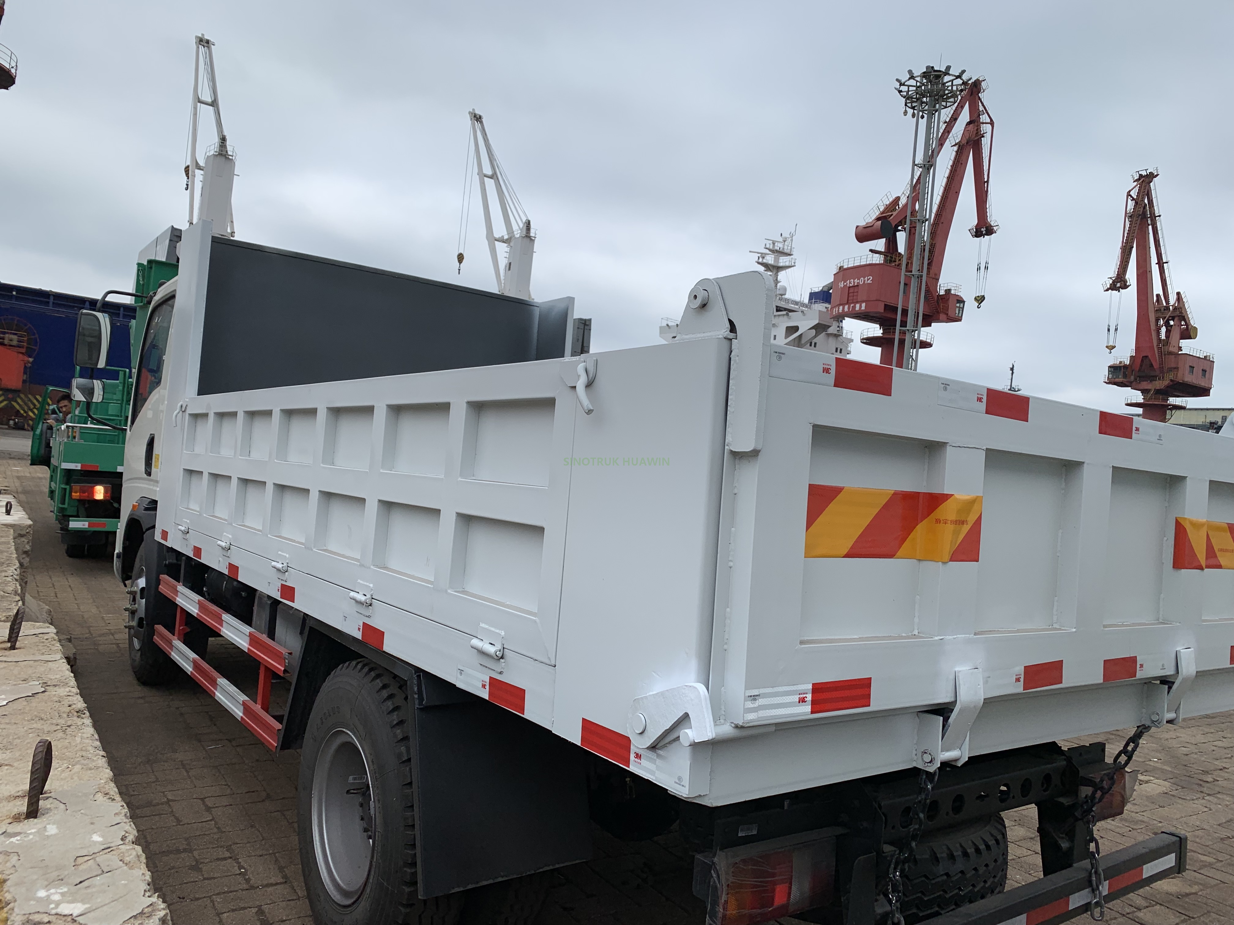 SINOTRUK 4X2 Middle 4T to 10T Tipper Truck