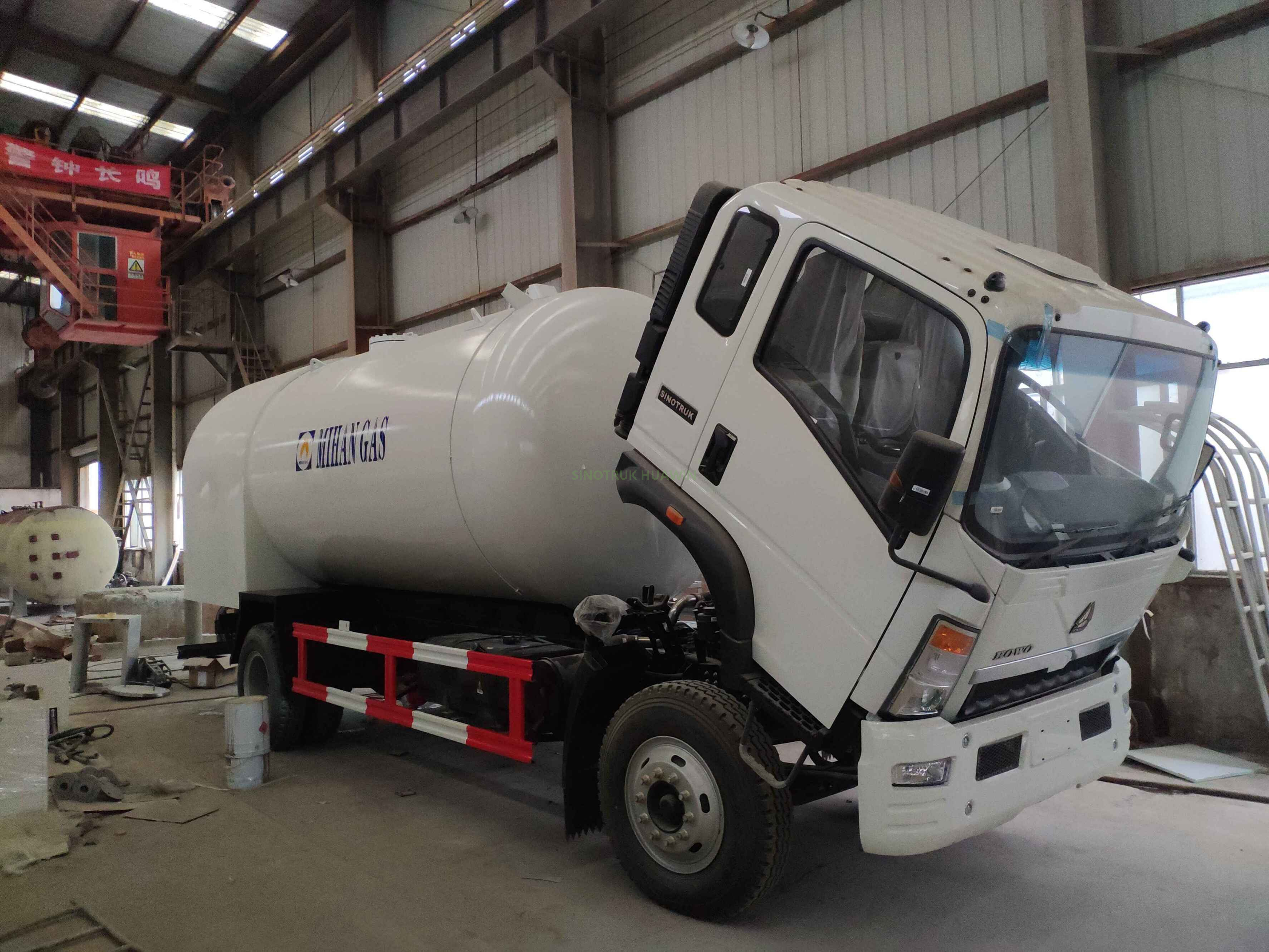 SINOTRUK HOWO 4x2 8000 Liters LPG Truck