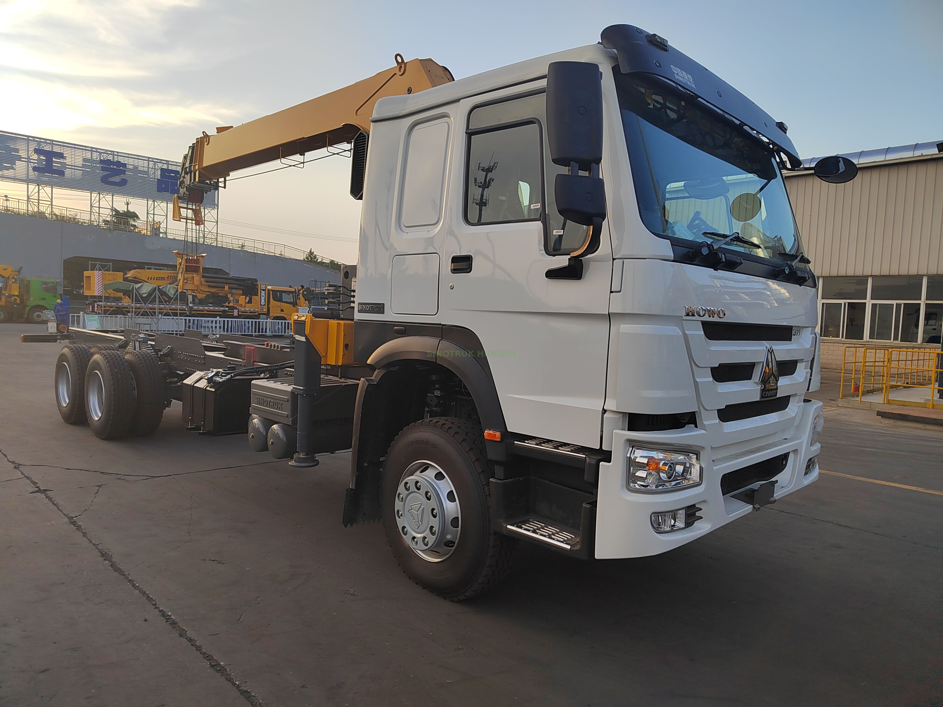 HOWO 6×4 crane truck with 10 ton telescopic crane