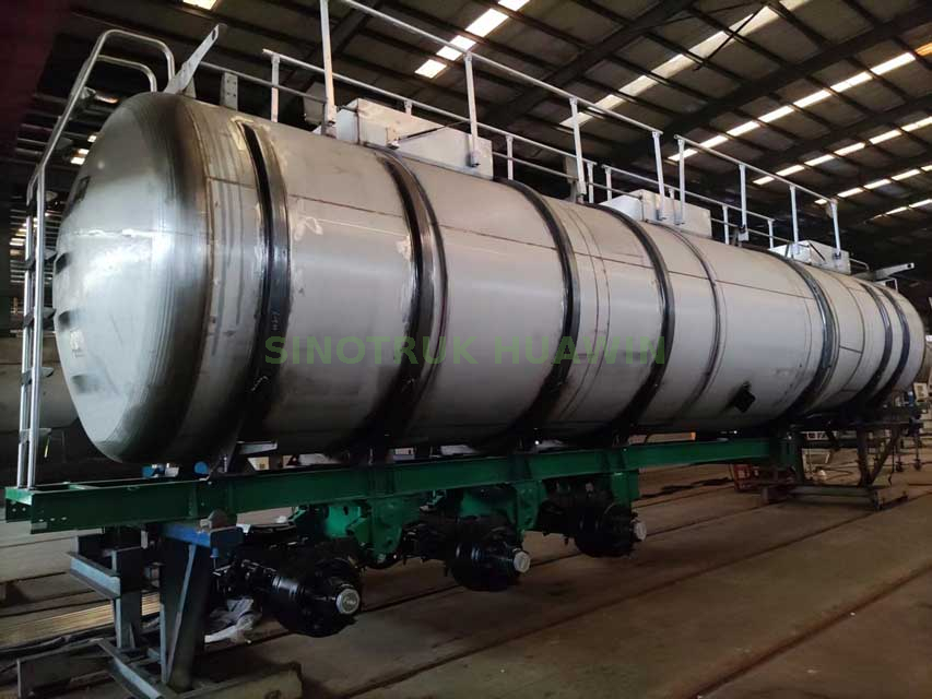 SINOTRUK 3-axle Stainless Tanker Semi-trailer (40CBM)