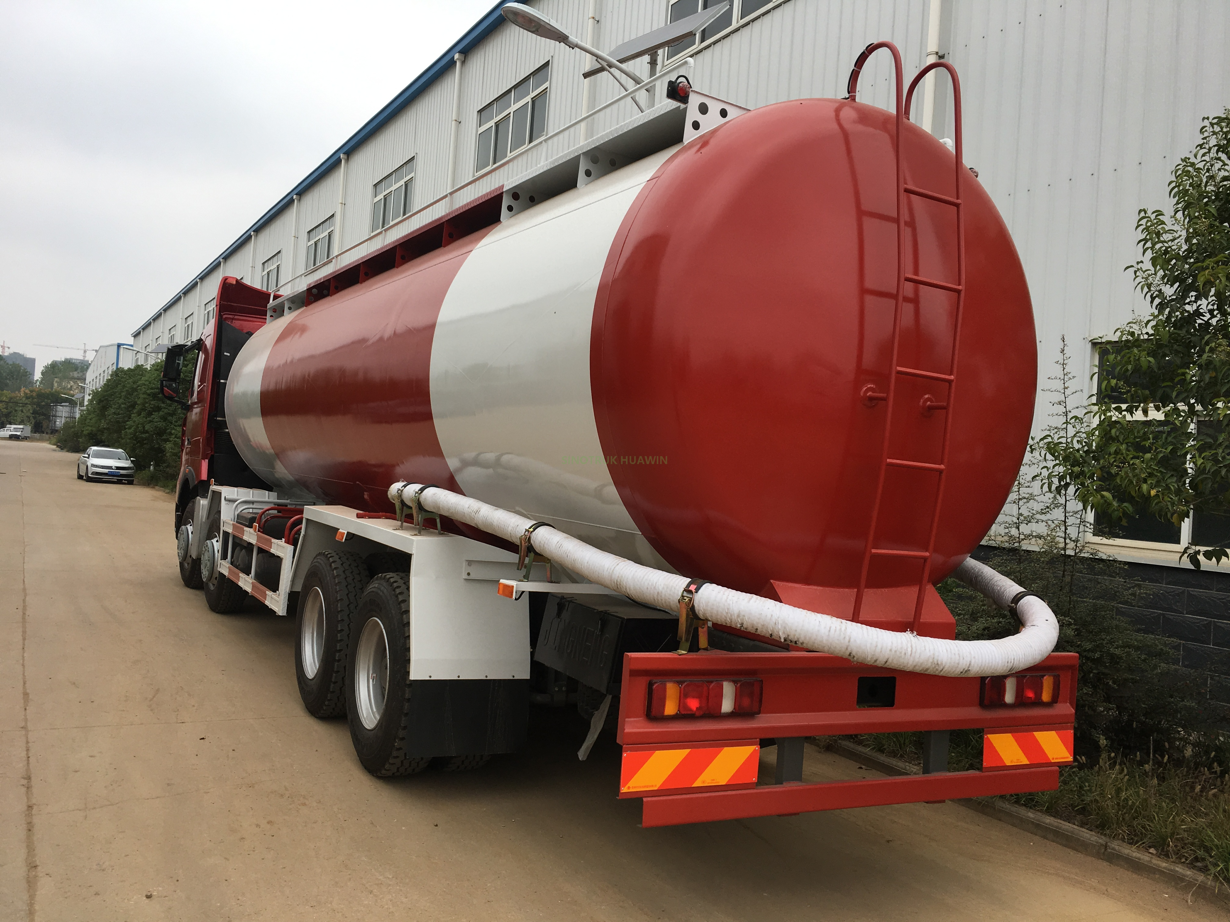 SINOTRUK HOWO 6X4 Bulk Cement Truck for sale