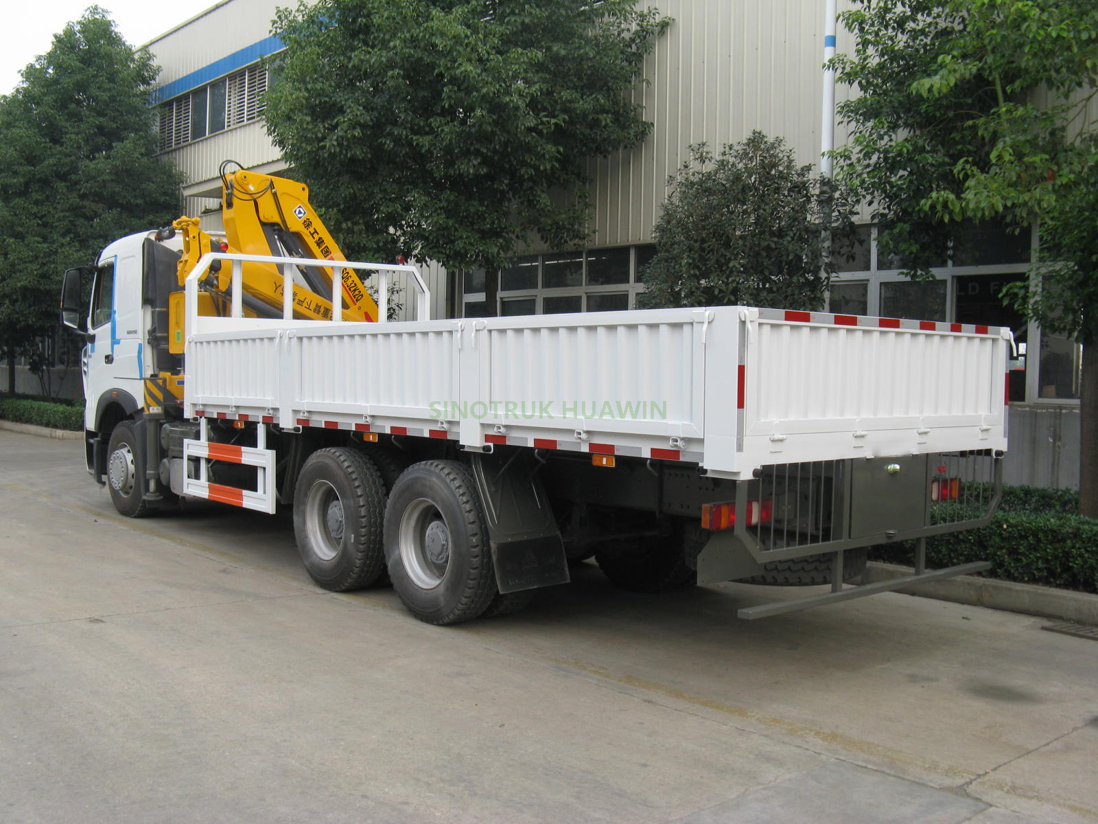 SINOTRUK HOWO A7 6x4 Truck with XCMG 14T Crane