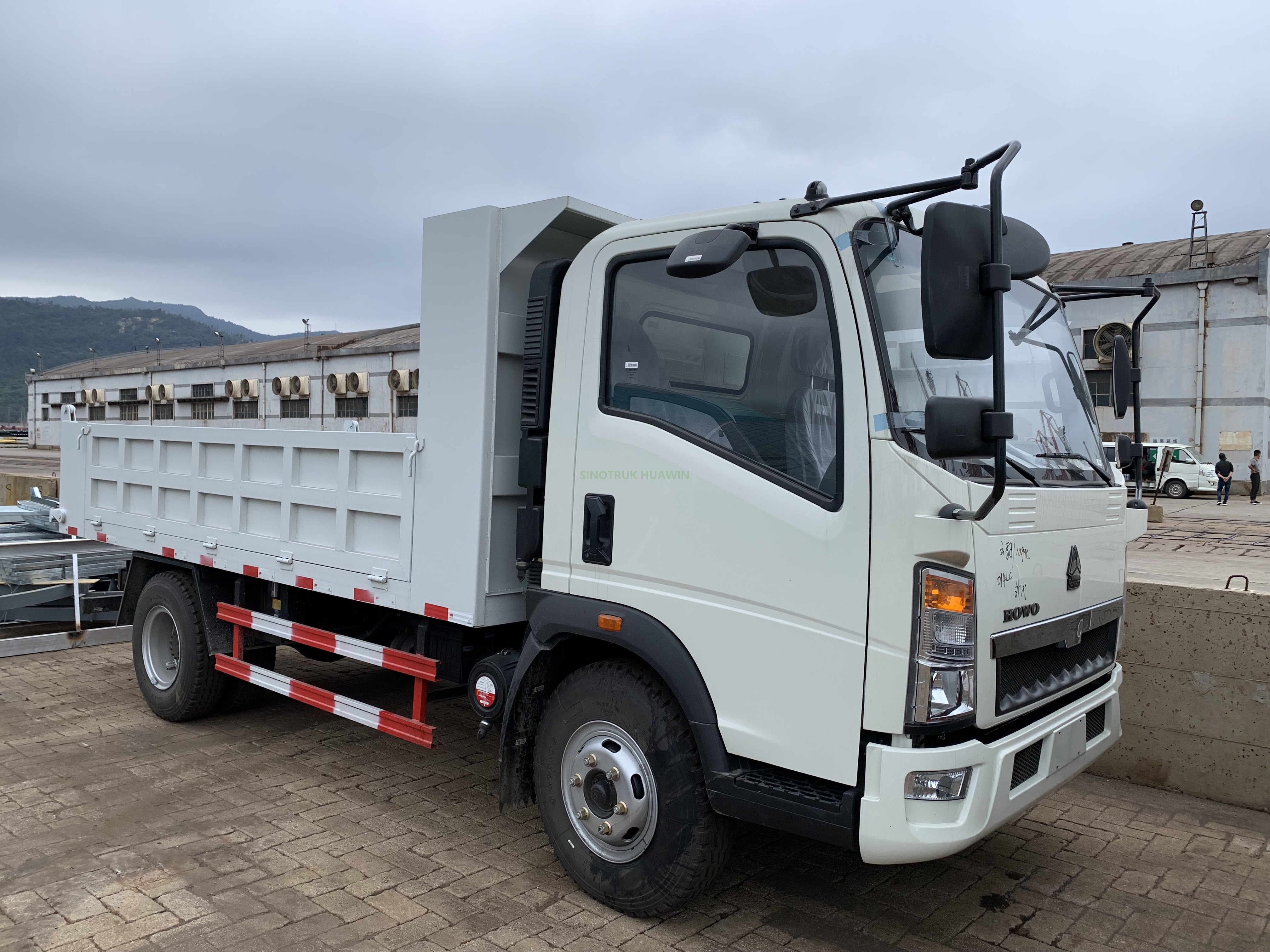 SINOTRUK 4X2 Middle 4T to 10T Tipper Truck