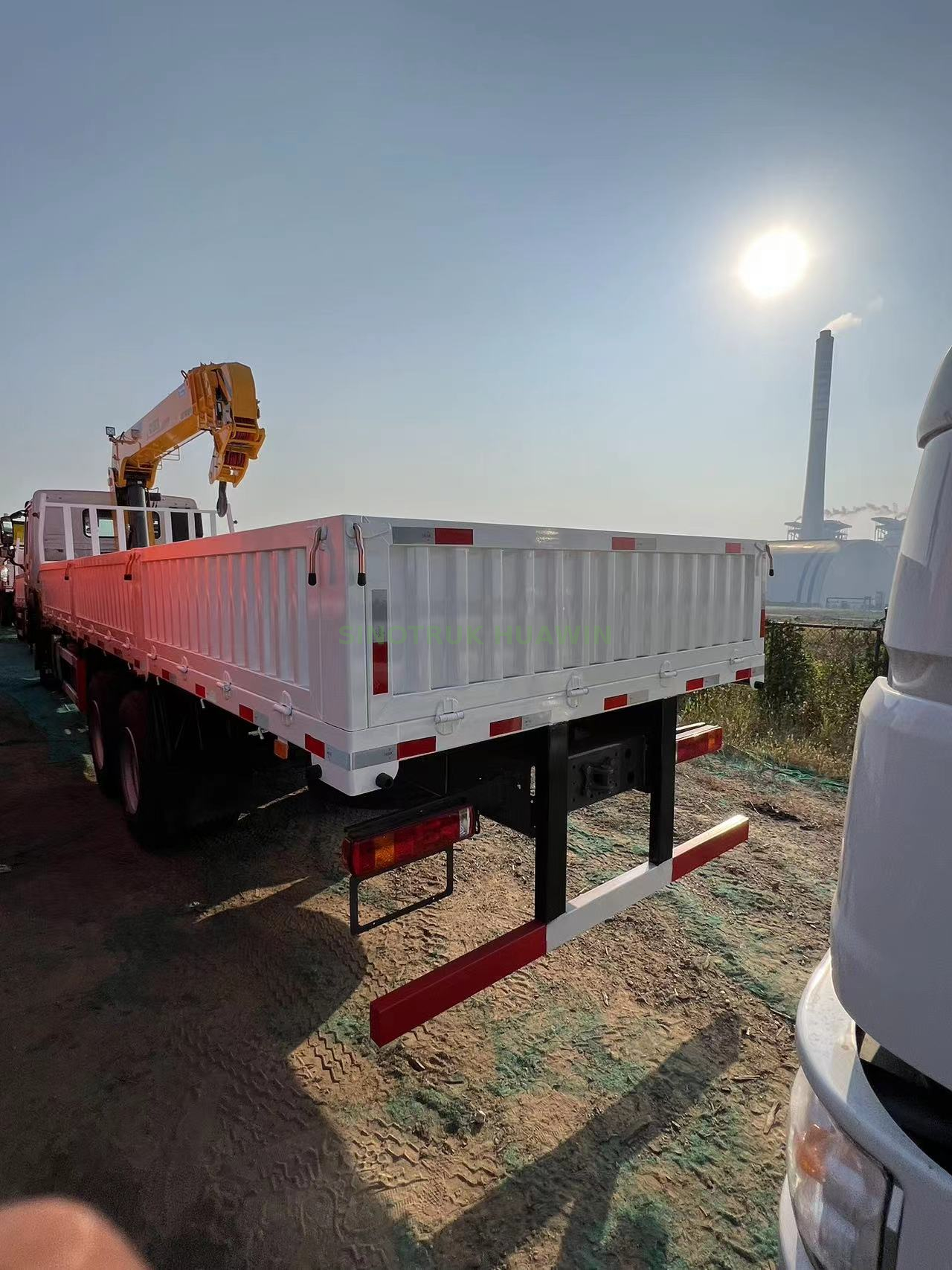 HOWO 6×4 crane truck with 10 ton telescopic crane