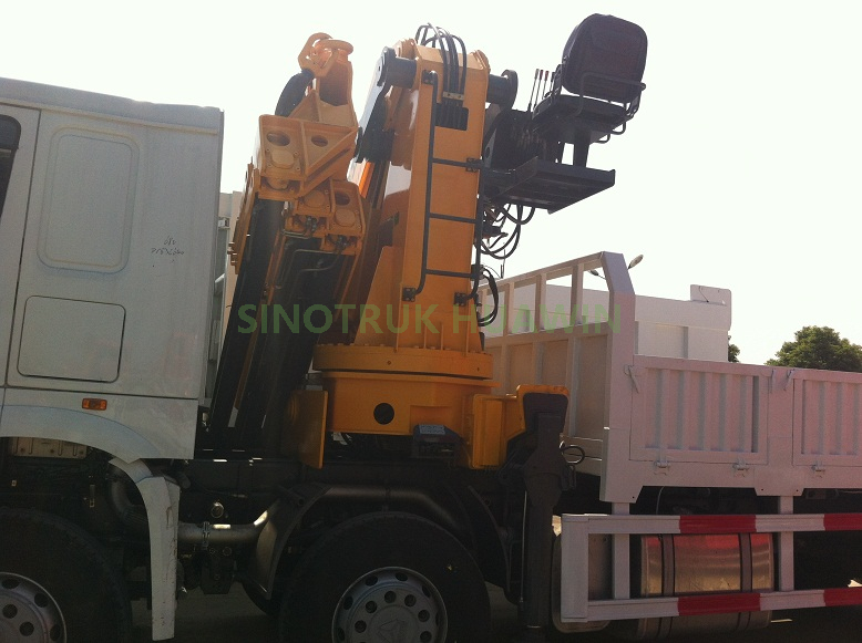 SINOTRUK HOWO 8x4 Crane Truck with XCMG Crane