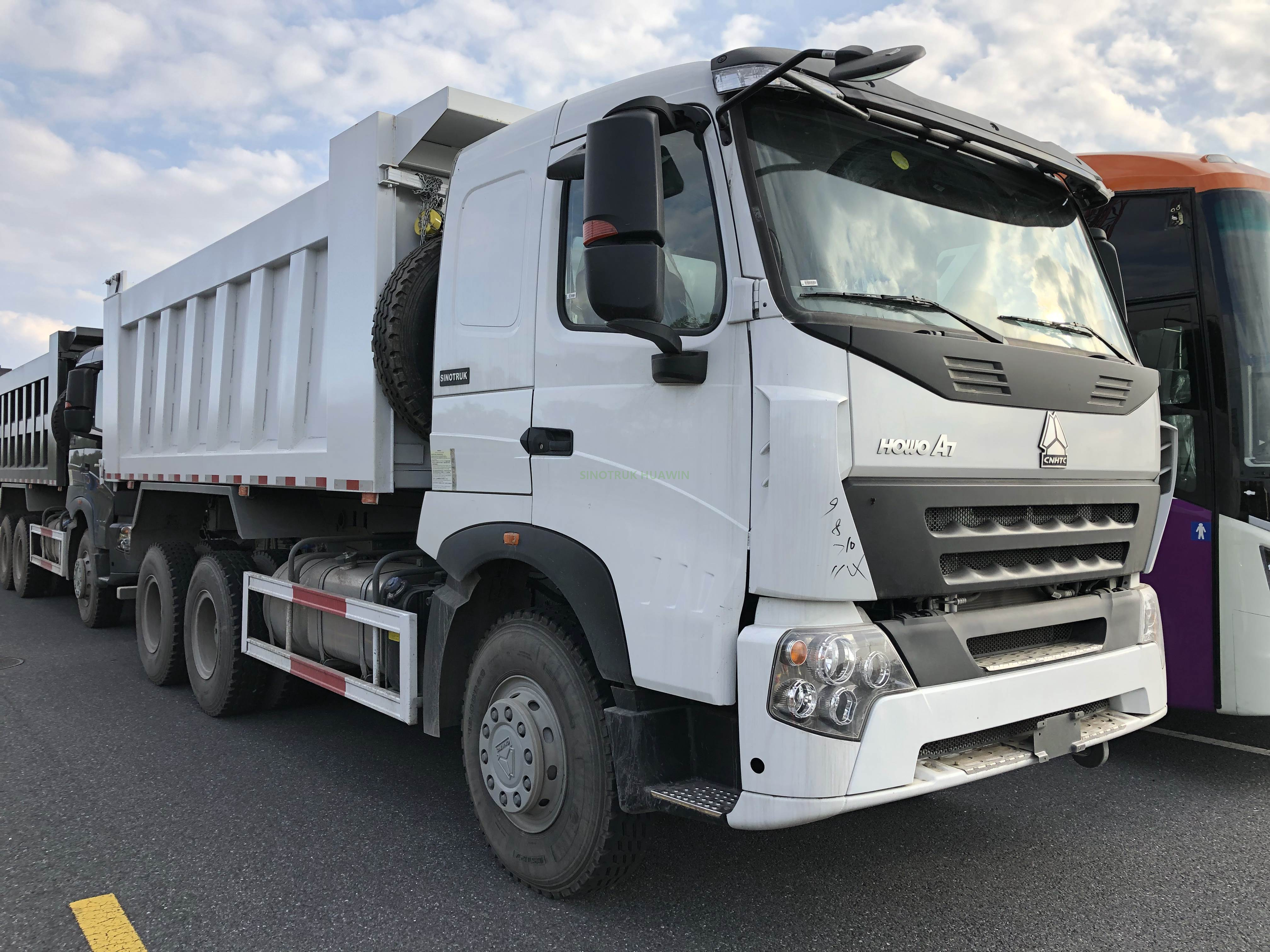 Sinotruk A7 6X4 Dump Truck with Middle Tipping 