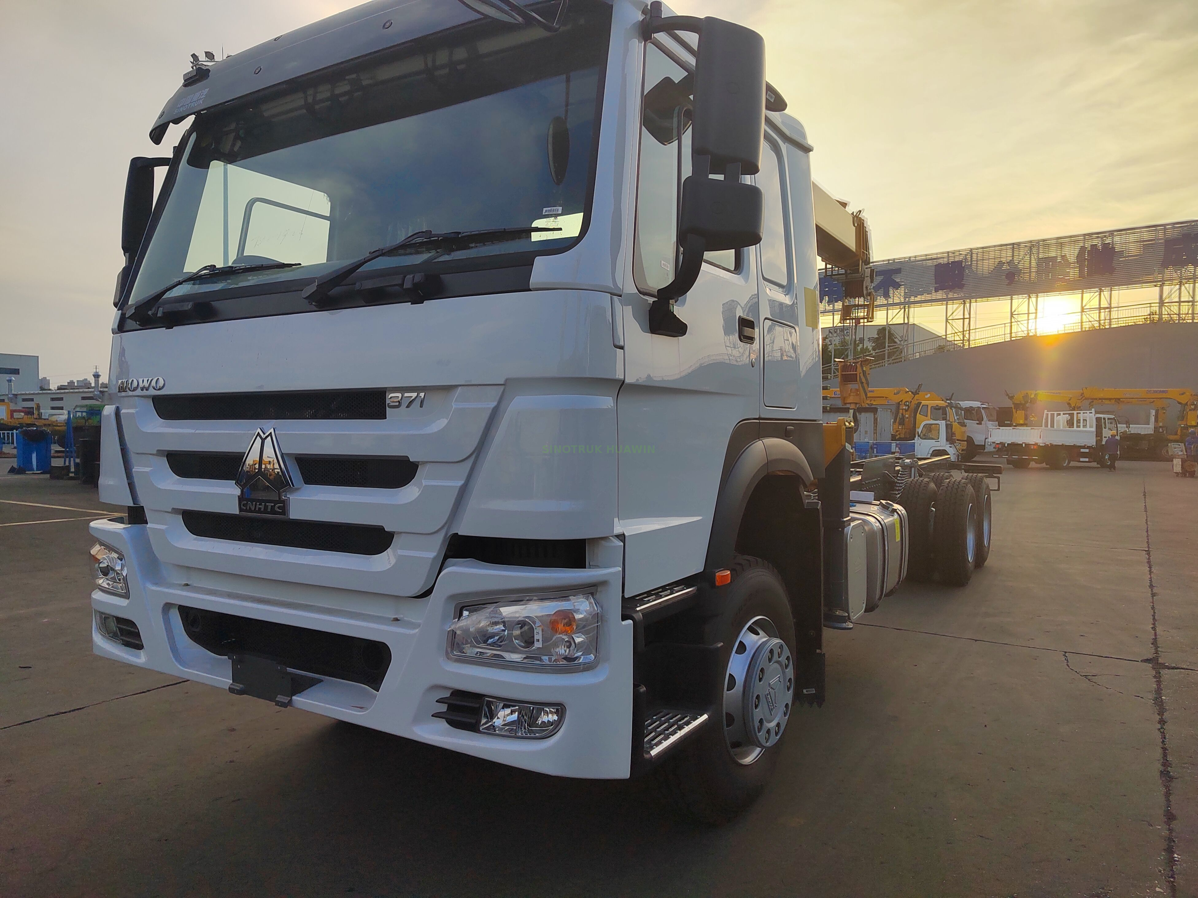 HOWO 6×4 crane truck with 10 ton telescopic crane