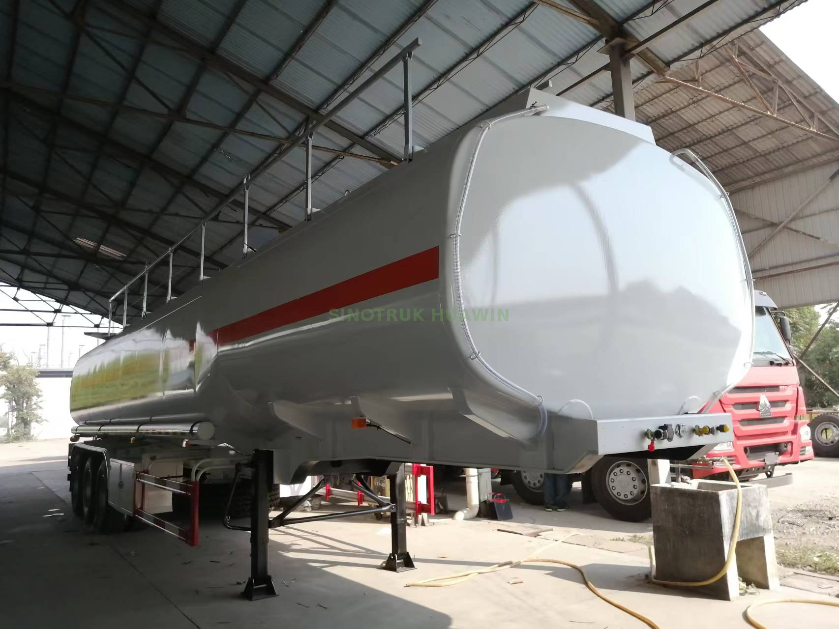 SINOTRUK 3 axle oil tanker semi trailer (45CBM)