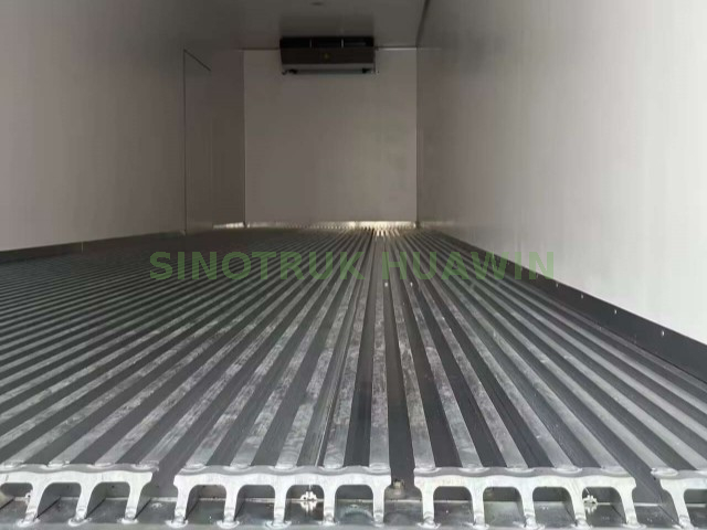 Cooling Van Truck Refrigerated Truck 6X4 SINOTRUK