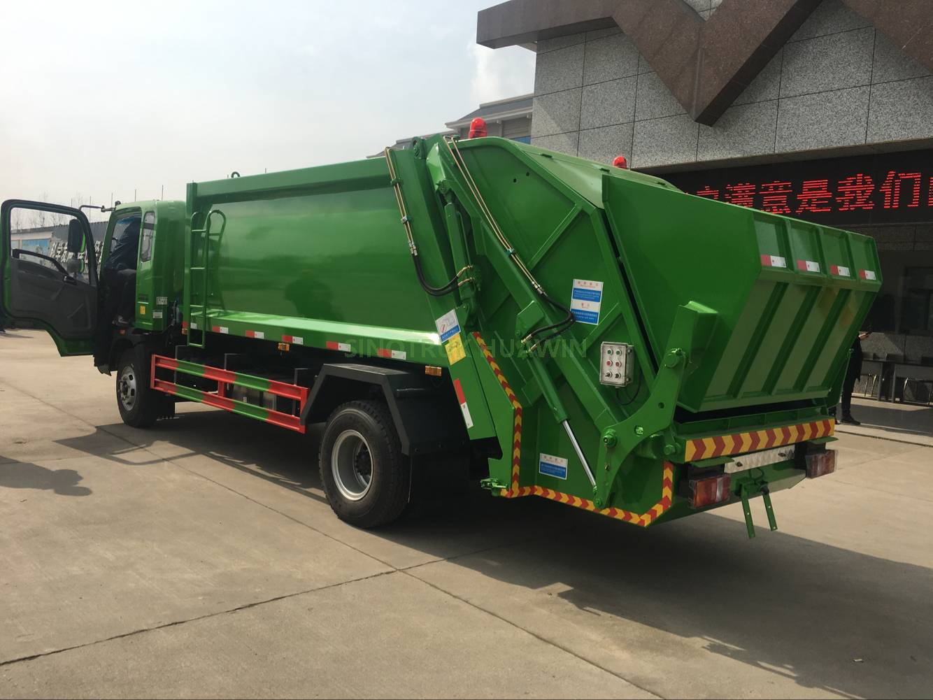 SINOTRUK HOWO 4X2 Garbage Compactor Truck